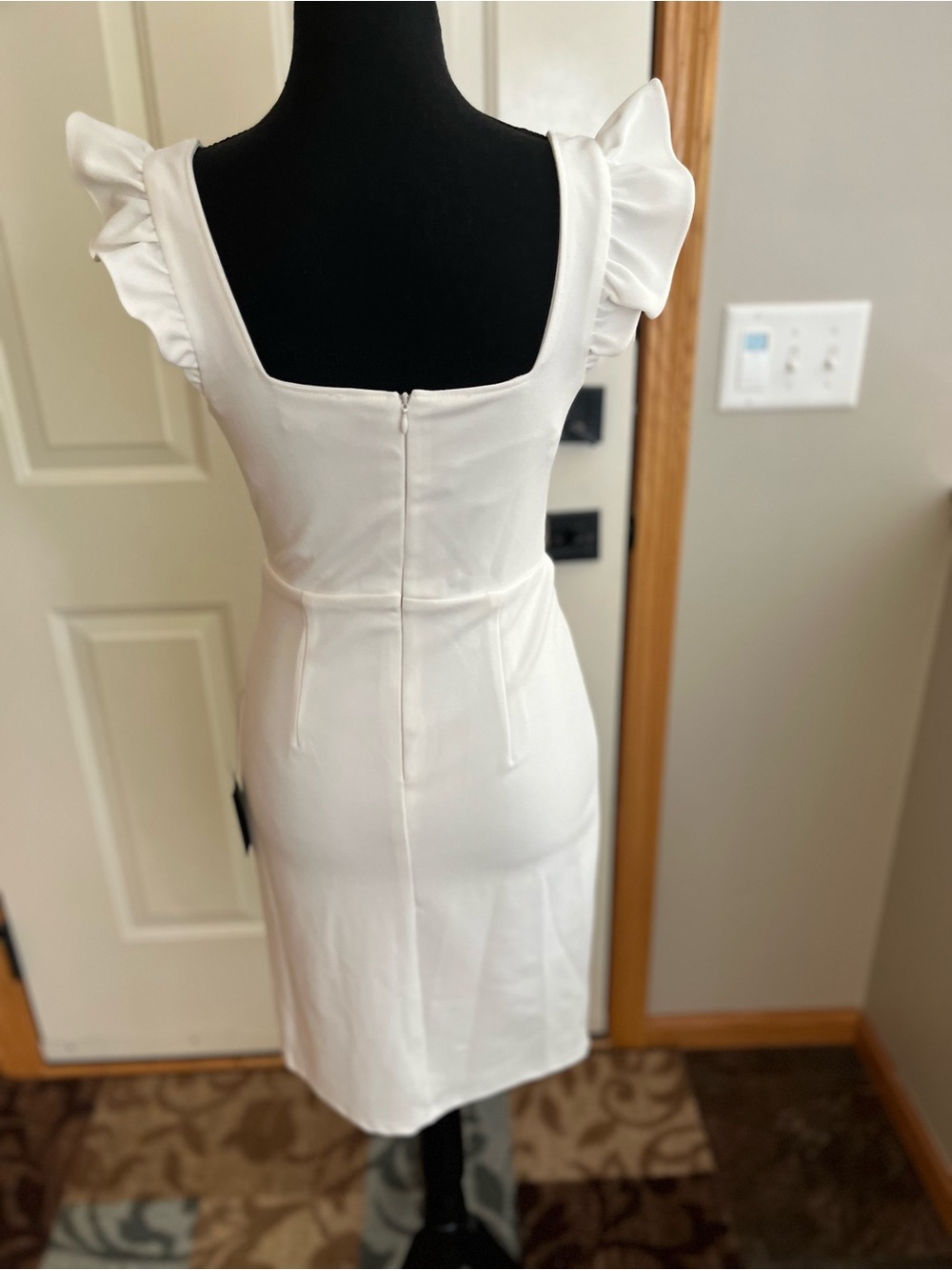 New Lulu’s White Square-Neck sweetheart ruffle bodycon mini dress. Small - Picture 3 of 14